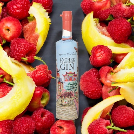 A harmonious blend of chamomile, heather flowers, jasmine, lavender, and pink rose petals in Copper in the Clouds Lychee &amp; Raspberry Gin 70cl. 

This exquisite gin offers a delicate balance of floral notes creating a sensory journey like no other.

ABV 40%

Product of England