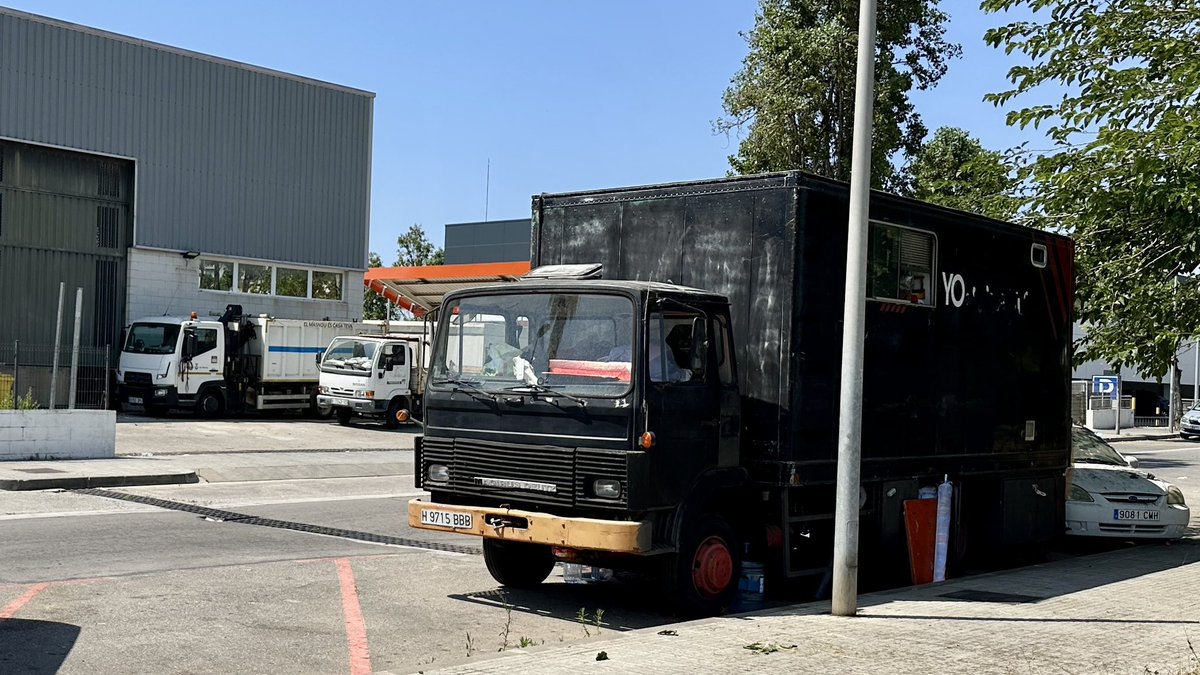 📢📻🗞️🤡 Els membres de la banda de <a href="/sumemelmasnou/">Serveis Urbans del Masnou Empresa Municipal</a> (ajuntament del masnou) otorgen la condició de “sucre” a qui deixi un vehicle amb símptomes d’avandonament, faci acampada o estació i vehicles de dimensions especials que fotin llocs d’estacionament als qui paguen per estacionar.