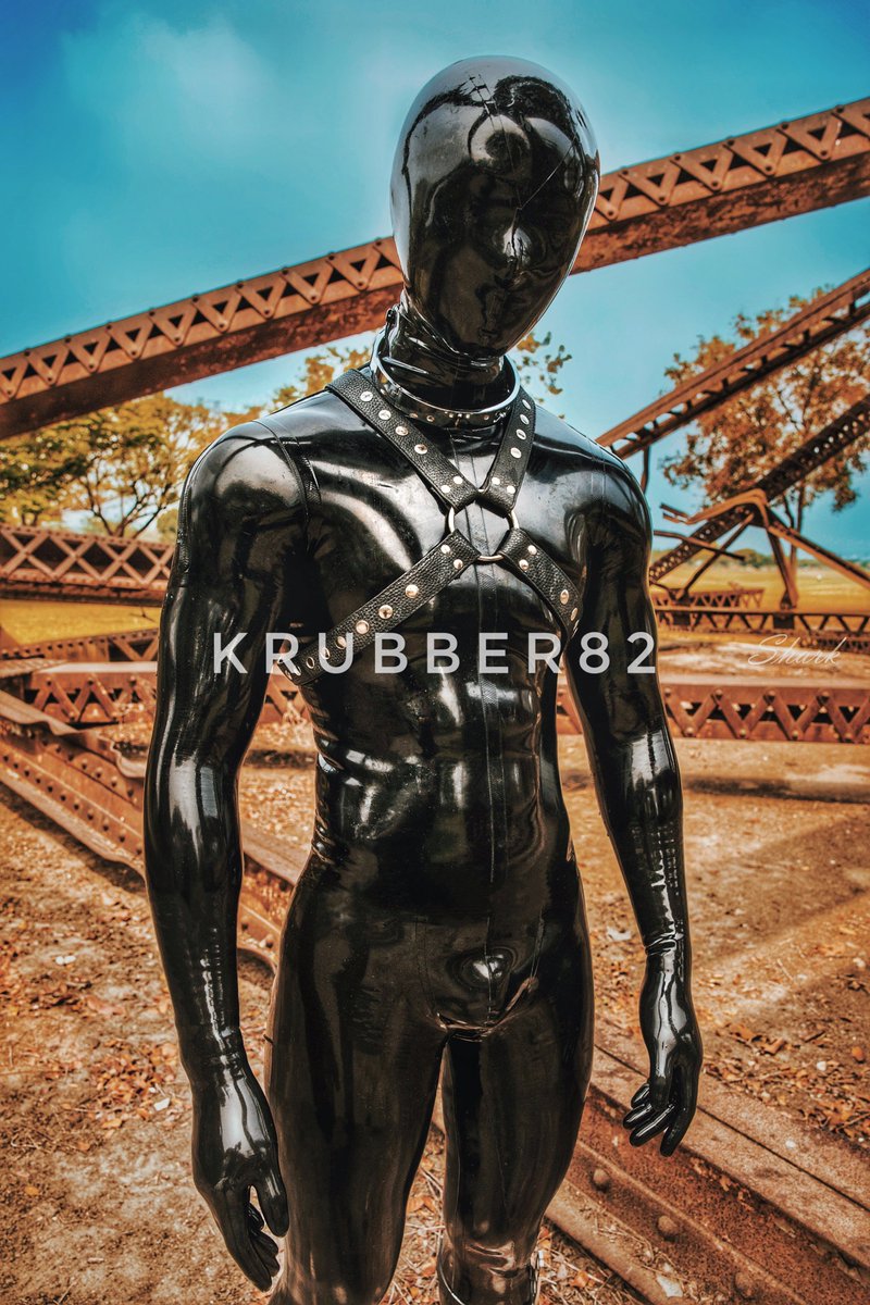 《陽光下的膠肉體》

光滑的膠皮膚和生鏽鋼架形成強烈對比，
成了主人<a href="/IceBox1069/">IceBox</a>野外展示的一件膠物。