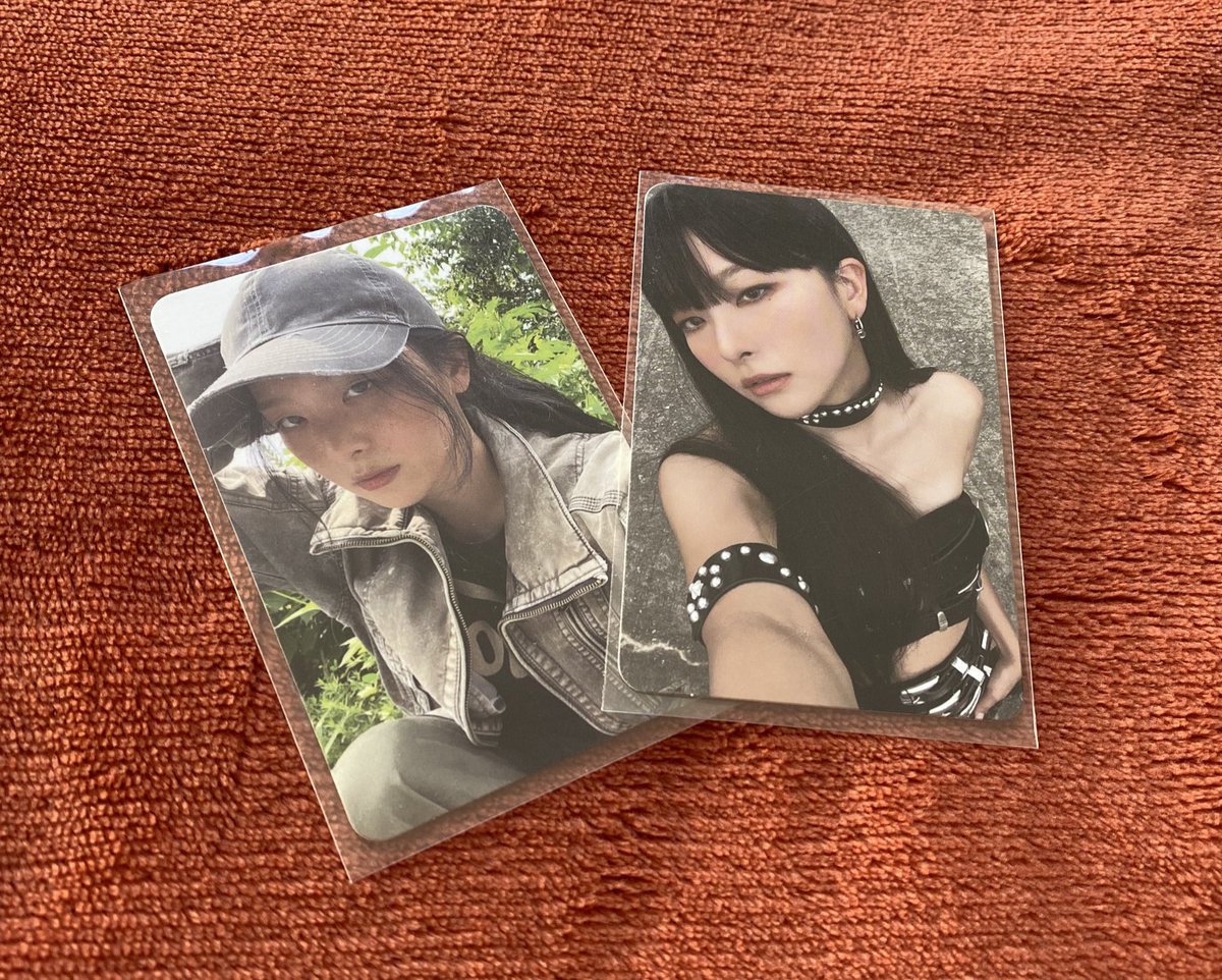 seulgi drawing her arts behind the cards is my religion