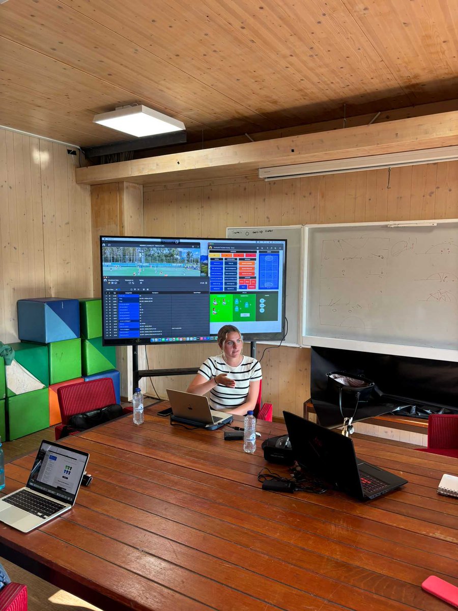 Nacsport's tweet image. Our friends at CaJa Sport Software held a #videoanalysis course for #hockey coaches last Monday.

Congratulations to Fien Ellerbroek from Hockey Club Hudito who received her course certificate.

Thanks to Caja Sport Software and Daphne Groothuis for running this course.