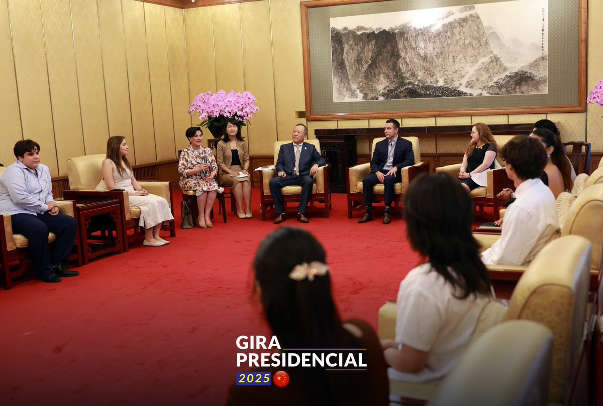 #AgendaEnChina 🇨🇳

En el marco de su agenda oficial, el presidente <a href="/DanielNoboaOk/">Daniel Noboa Azin</a> y la canciller <a href="/gabisommerfeld/">Gabriela Sommerfeld</a> mantuvieron un inspirador encuentro con estudiantes ecuatorianos en China.