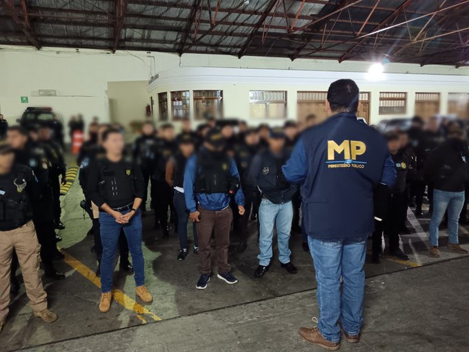 TN23NOTICIAS's tweet photo. La Fiscalía Municipal de #Mixco y #PNC realiza 14 diligencias de allanamiento en las colonias #ElMilagro, #Belén y #LaBrigada en seguimiento a investigaciones sobre asesinatos ejecutados por integrantes de la clica Vatos Locos de la pandilla del #Barrio 18. https://t.co/77xRbgmLhq