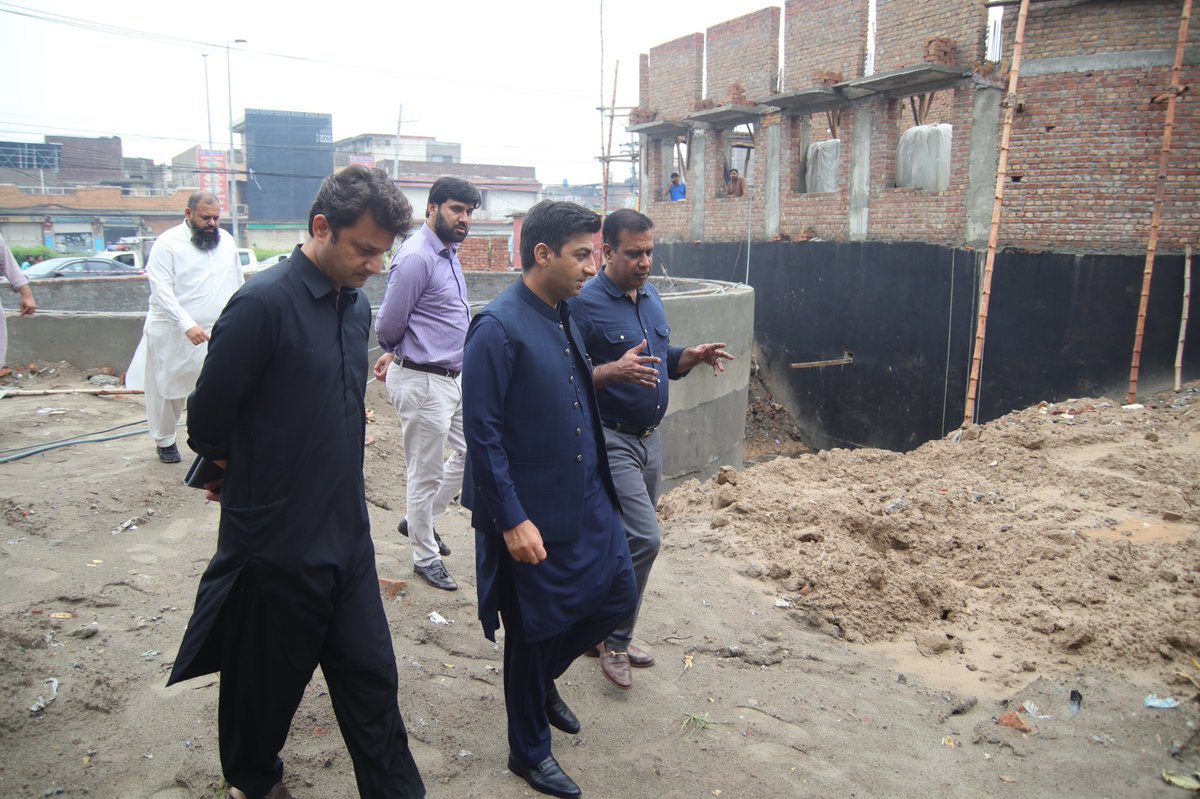 MDWasafsd's tweet photo. ڈپٹی کمشنر کیپٹن (ر) ندیم ناصر نے ایم ڈی واسا سہیل قادر چیمہ کے ہمراہ بارش کے بعد نکاسی آب کے انتظامات کا جائزہ لینے کے لیے گلستان کالونی، ملت چوک اور بھائی والا ڈسپوزل اسٹیشنز کا دورہ کیا۔ 

انہوں نے نکاسی آب کے عمل کا معائنہ کیا اور واسا حکام کو ضروری ہدایات دیں۔ ایم ڈی واسا نے نکاسی آب کی صورتحال، مشینری کی دستیابی اور صلاحیت کے بارے میں بریفنگ دی۔ انہوں نے بتایا کہ واسا کا آپریشنز سٹاف فیلڈ میں موجود ہے اور تمام ڈسپوزل اسٹیشنز مکمل صلاحیت سے کام کر رہے ہیں۔

ڈپٹی کمشنر نے ہدایت کی کہ نکاسی آب کی رفتار کو تیز کیا جائے تاکہ شہریوں کو کسی پریشانی کا سامنا نہ ہو۔ انہوں نے واسا افسران کو شہریوں سے رابطے میں رہنے اور ان کی شکایات کے فوری ازالے کے لیے اقدامات کی بھی ہدایت کی۔

#نکاسی_آب #واسا #شہری_سہولت #بارش_انتظامات #فیصل_آباد
@MaryamNSharif @GovtofPunjabPK @GovtofPakistan @commissionerfsd @DCFaisalabad @mcfaisalabad @FDA_Faisalabad @FsdWasa