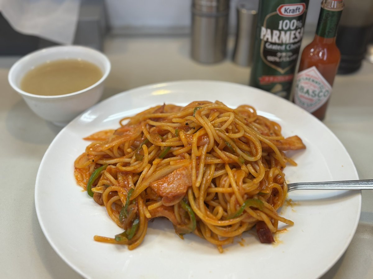 Saunapolitan's tweet photo. 🧖「ライオンサウナ新橋」@新橋

瞑想に近いととのいに導く
漢のサウナ🧘

🍝「むさしや」＠ニュー新橋ビル
 『ナポリタン』900円

創業明治18年の、行列ができる洋食店
バター感じる豪快ナポが食欲そそる！

#新橋グルメ
#サウナ　#ナポリタン　#サ飯　#サポリ https://t.co/0Q64cT8vMb