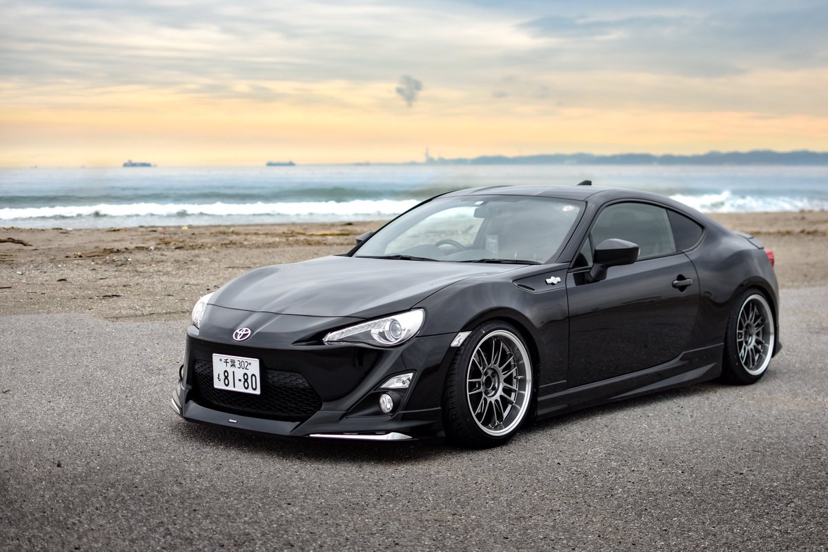 skyline0524's tweet photo. このホイール4本買ってくれる方いませんか
86(zn6)BRZ(zc6)ツライチサイズ(車高調取り付け車)
18インチ　9.5j +33 pcd100
タイヤはKENDA KAISER KR20
225/40R18 バリ山

8万円
値下げ交渉可
直接取引のみ
使用に伴うすり傷や、飛石による一部塗装剥がれあり
#ホイール売ります
#pcd100 https://t.co/z63KNIVEsn