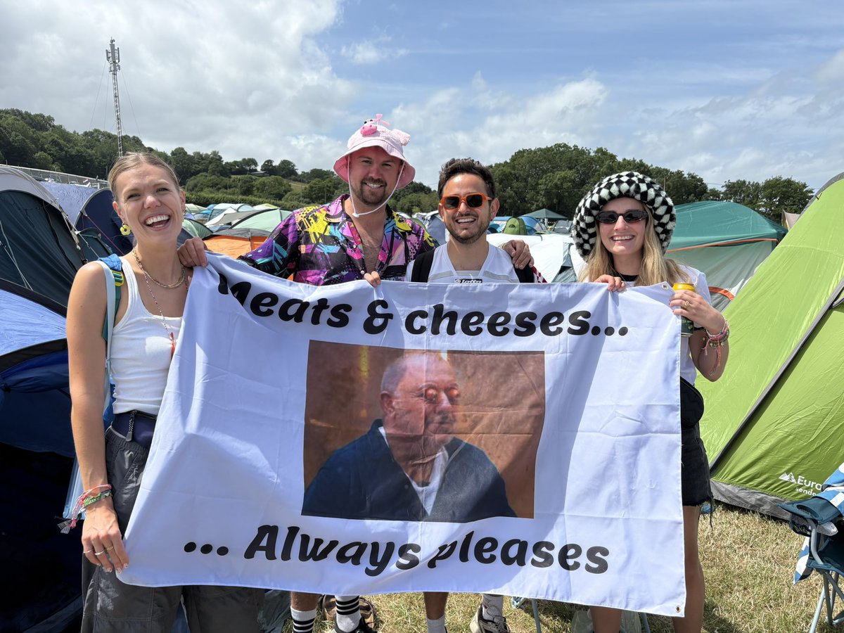 simply_samler's tweet photo. We ready for you @RealBobMortimer @glastonbury https://t.co/syn6wXMmAC