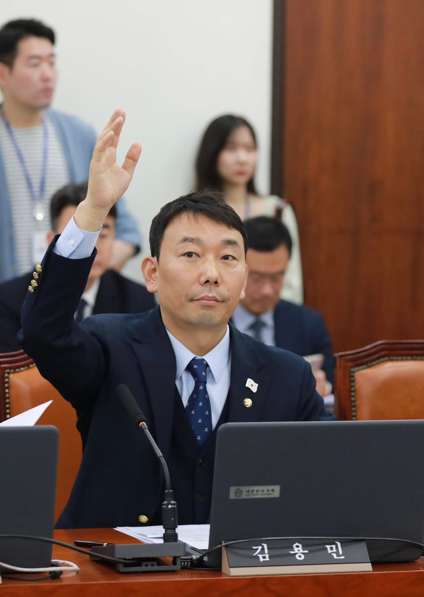 법사위간사로 지명받았습니다. 내란종식과 검찰개혁, 민생입법을 위해 부족한 능력이지만 여당 간사로서 할 수 있는 일을 모두 하겠습니다. 충분히 소통하되 어설픈 타협은 하지 않겠습니다. 내란옹호정당 국힘은 대화의 상대로 인정받는 노력부터 해야 할 것입니다. 

개혁은 신속하게, 민생은 폭넓게