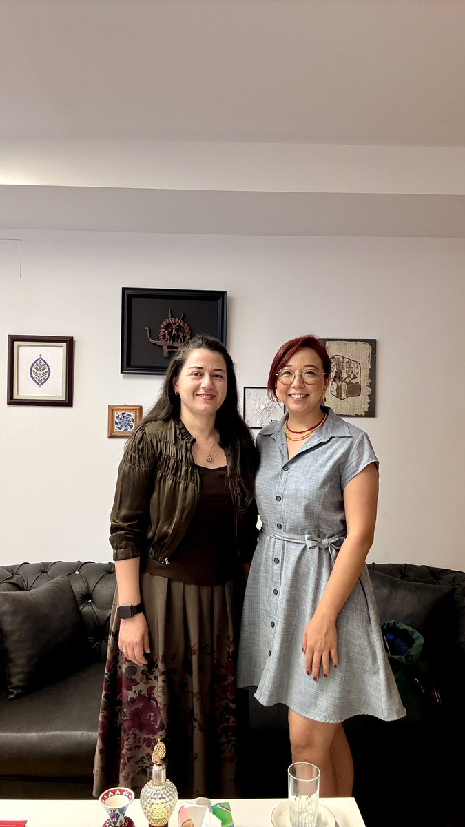 Viyana gezimde, ülkemizi temsilen Büyükelçiliğimizde Eğitim Müşaviri olarak görev yapan Değerli hocam Prof. Dr. Seda Cengiz’i makamında ziyaret ettim 🇹🇷 Ülkemiz adına çalışma azmimiz ve geleceğe taşıma isteğimiz hiç bitmemesi dileğiyle!🍀 <a href="/ViyanaEM/">T.C. Viyana Büyükelçiliği Eğitim Müşavirliği</a>