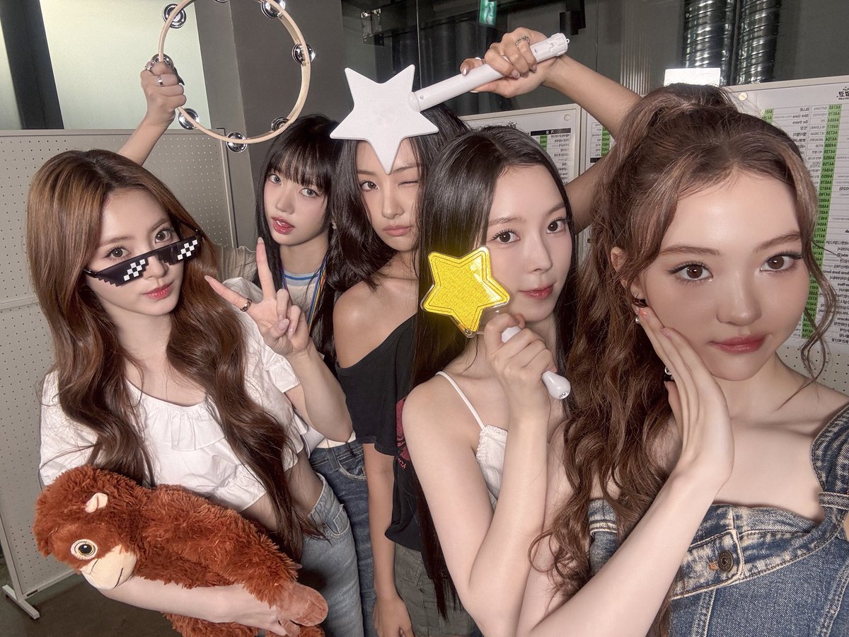 vmeovv's tweet photo. tonight agenda’s : #Karaoke_Night.. cue the spotlight and crank up the charm, we just wrapped up a spectacular soirée of song and sparkle! ໒꒰ྀི ง`0´ ꒱ྀིง⭐️ our voices twirled in delightful unison, each note a sprinkle of enchantment, each harmony a heartwarming hug to the ears https://t.co/HxcTw4zN5u