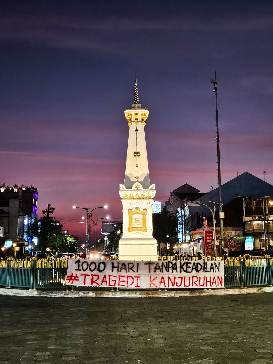 1000 Hari Tanpa Keadilan 🥀

Kini kita mengingat pembantaian Kanjuruhan. Mengenang saat korban duduk di bangku stadion lalu berhamburan kesana kemari karena gas air mata yang ditembakkan kemana-mana. 

Melihat ulang bagaimana jerit anak, ibu, remaja dan banyak orang lainya yang