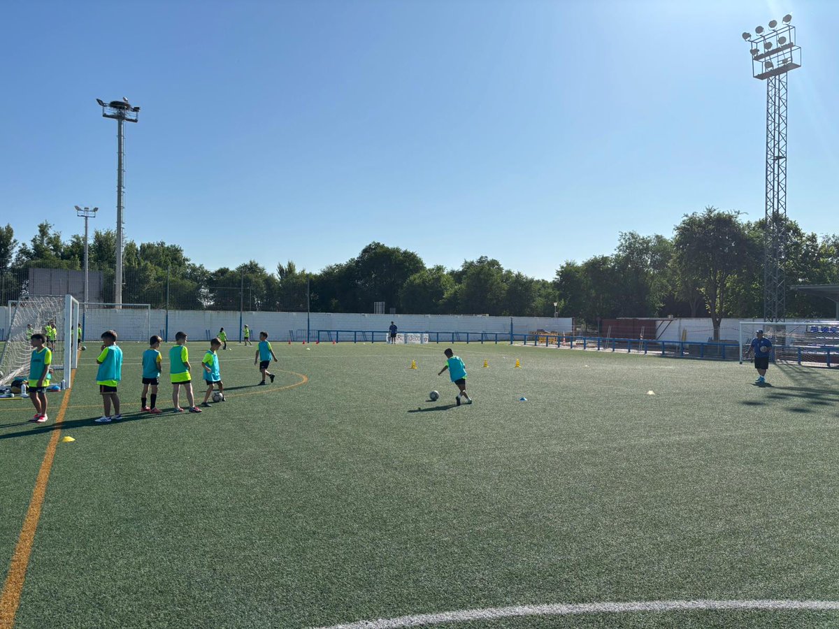 Campus San Martín de la Vega🤟🏻

Seguimos y seguimos disfrutando en nuestro Campus de Verano, una jornada más y ya van 4 ⚽️💦. ¡La mejor forma de despedir la temporada!

#EFSanMartin #elclubdetupueblo
