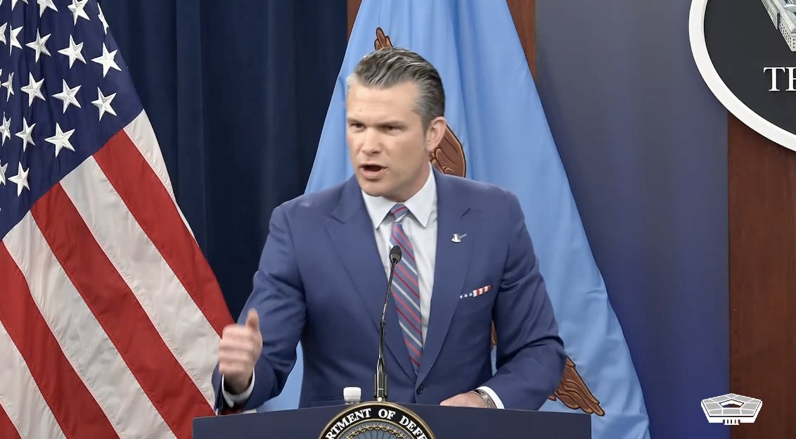 Pete Hegseth mag den einen oder anderen Punkt haben. Aber die Art, wie er gerade bei der Pressekonferenz im Pentagon die Medien attackiert, zeigt, was die Trump-Regierung erwartete: eine willfährige Presse, die keine unangenehmen Fragen stellt, sondern Propaganda verbreitet. 1/2