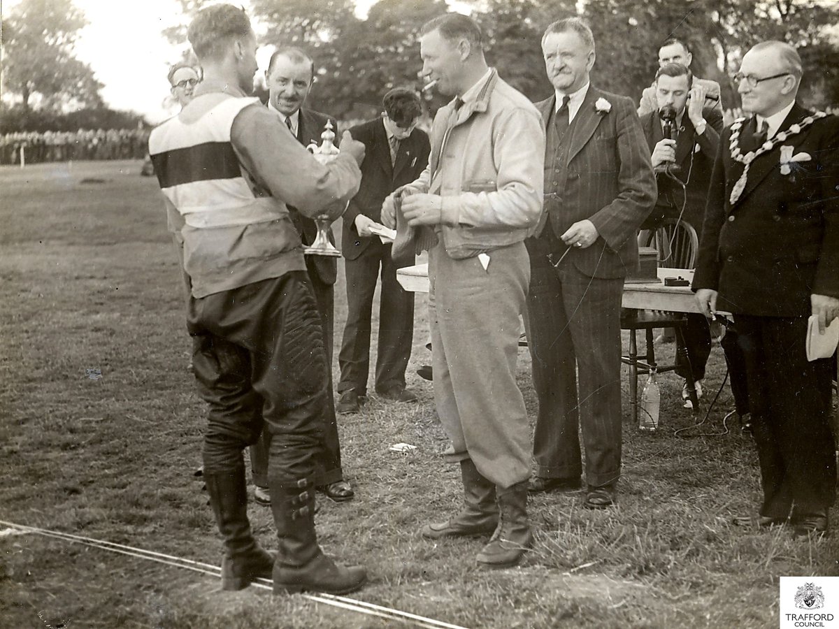 Image of the Week

#Stretford Motor Club held two grass track meetings at #LongfordPark as part of the Stretford #Pageant in June 1949. Here is #GeorgeFormby presenting a trophy to the winner of the annual challenge match between Stretford and Manchester 17

TLS cat ref  TL9194