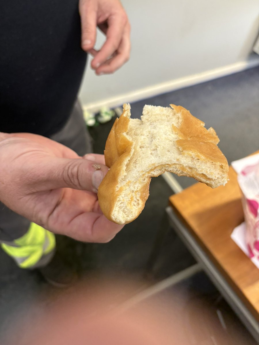 GavMunson's tweet photo. @Tesco @TescoHelp @Tescohelpandsup 3 out of the 5pack jam doughnuts I brought didn’t have jam inside them had jam round the hole but nothing inside #shambles #everylittlehelps https://t.co/gs9h2nCMON