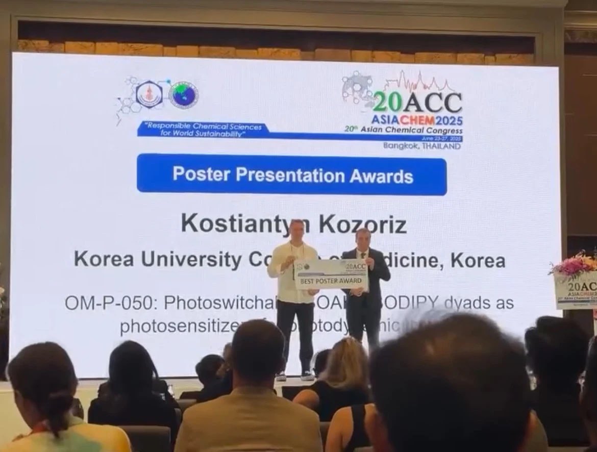 Jun-Seok Lee (@junseoklee) on Twitter photo It is really happy news that my graduate student, Kostiantyn, from Korea University College of Medicine received the best POSTER award from 20th Asian Chemical Congress at Bangkok, Thailand. Huge congrats!
<a href="/KUMCnews/">KOREA UNIVERSITY MEDICINE(고려대학교의료원)</a> #chembio It is really happy news that my graduate student, Kostiantyn, from Korea University College of Medicine received the best POSTER award from 20th Asian Chemical Congress at Bangkok, Thailand. Huge congrats!
<a href="/KUMCnews/">KOREA UNIVERSITY MEDICINE(고려대학교의료원)</a> #chembio
