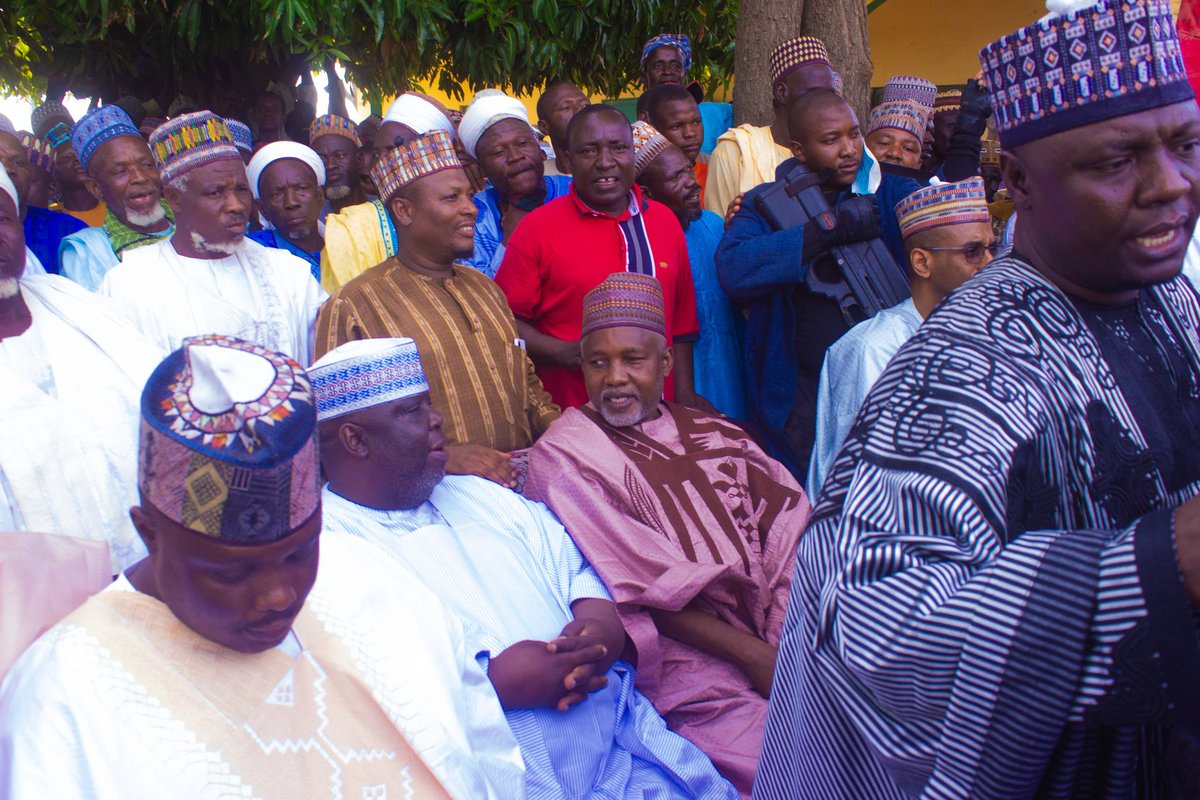 SununuTYusuf's tweet photo. A few days ago, I had the honour of joining the Executive Governor of Kebbi State, His Excellency, Comrade Dr. Nasir Idris, Kauran Gwandu, alongside other dignitaries, on a commiseration visit to the Kyabu and Tadurga communities in Zuru. These communities had recently suffered a https://t.co/7rVaJNMz8G