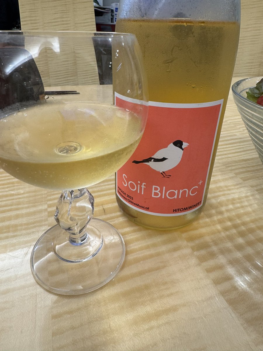 今夜のメニュー。

サラダ🥗

鶏肉のトマトパスタ🍝

真鯛のポワレ🐟

そして、日本のヒトミワイナリーの白ワイン✨

とってもおいしかったです😆💕