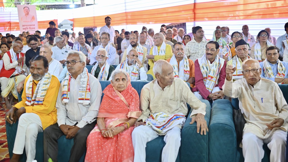 लोकतंत्र के प्रहरी, हमारे सम्मान के अधिकारी 

आज मुख्यमंत्री निवास में विधानसभा अध्यक्ष डॉ. रमन सिंह जी की उपस्थिति में "आपातकाल स्मृति दिवस" के अवसर पर लोकतंत्र सेनानी सम्मान समारोह का आयोजन हुआ। इस अवसर पर लोकतंत्र की रक्षा के लिए आपातकाल के अंधेरे दौर में अत्याचार सहने वाले