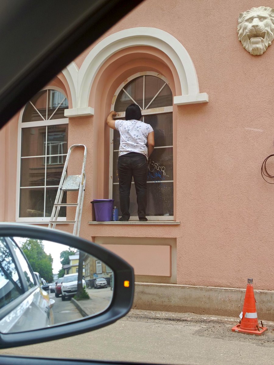 Снова о мигрантах:
Думаете она по стремянке залезла отлив мять? 🤣🤣🤣
#Мигранты