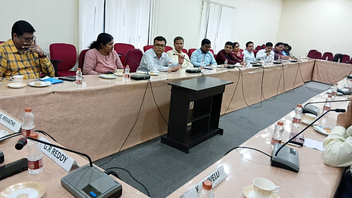 cessicssr's tweet photo. The Indian Economic Service (IES) Probationary Officers visited CESS on 25 June. The session featured engaging discussions with CESS faculty and scholars on research-policy linkages, challenges in government schemes, and the critical need for improved data access for research. https://t.co/wo5hIuaLqe