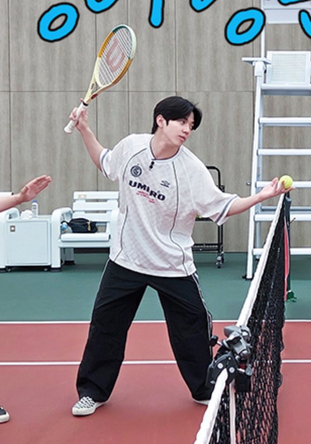 dowoonverse's tweet photo. why are these radiate the same energy https://t.co/R9MCieJeMW