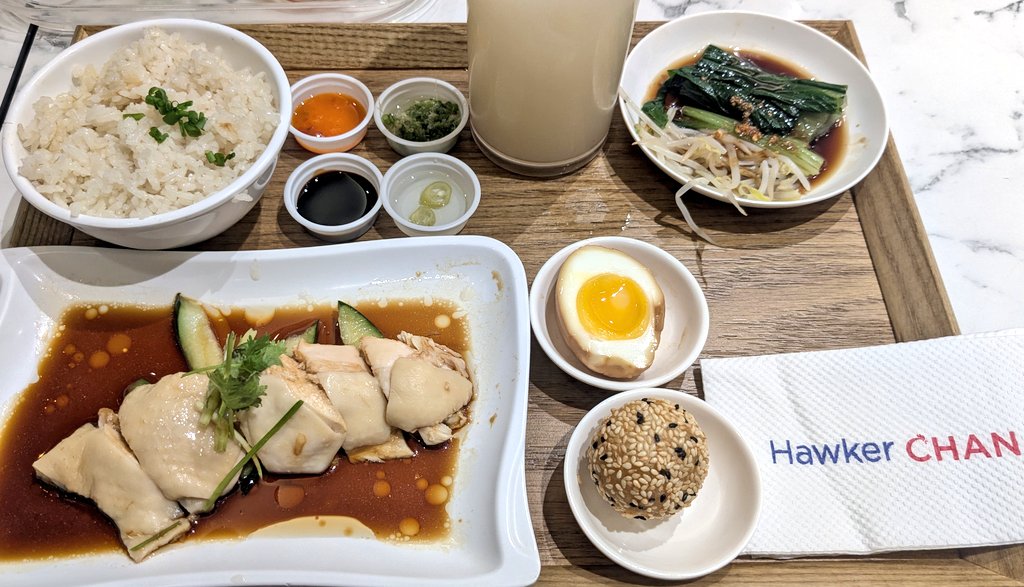 tktktk09's tweet photo. フードコート内のHawker CHANでチキンライスのセットを注文。これで、300ペソなら全然あり。
#フィリピン #Phillipines
#チキンライス #ChichenRice
#HawkerCHAN https://t.co/cq8s4WLcwQ