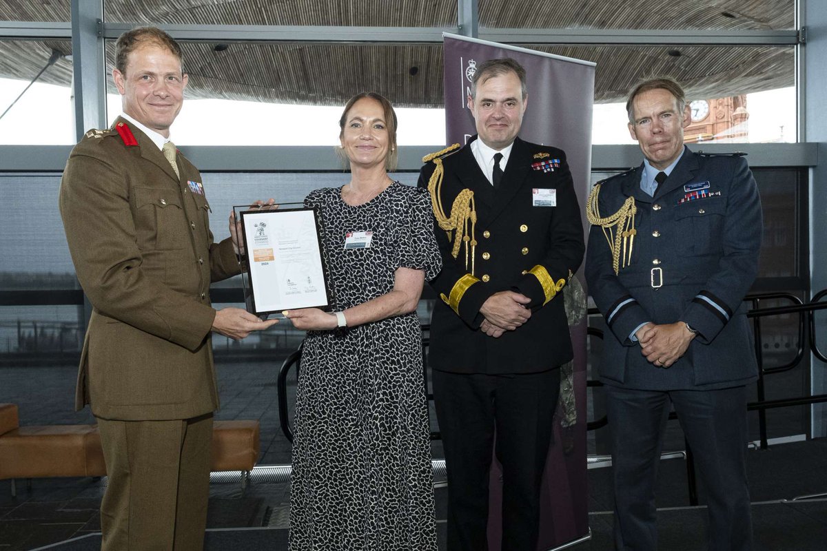 Wonderful Employer Reception evening at Y Senedd to Celebrate Reserves’ Day. Delighted to talk about the importance of reservists to the Ministry of Defence and the role employers play.

<a href="/DarrenMillarMS/">Darren Millar MS 🏴󠁧󠁢󠁷󠁬󠁳󠁿</a> <a href="/RFCAforWales/">RFCA for Wales</a> 

#RoyalAirForce #RAF