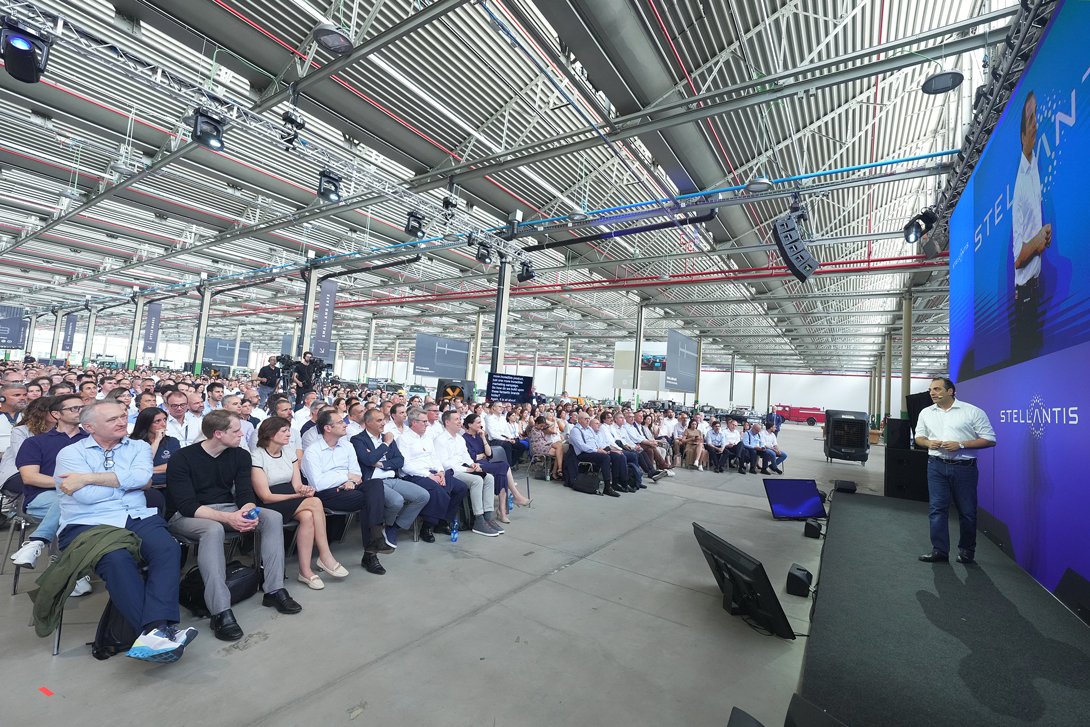 Saygının temel olduğu bir çalışma ortamı oluşturacaklarını söyleyen Stellantis CEO’su Antonio Filosa, “Elimizde sizin gibi yetkin insanlar, net hedefler ve karşılıklı güvene dayalı bir ekip ruhu varsa; bu yapıyı rekabetçi bir zihniyetle birleştirdiğimizde, bizi kimse durduramaz.