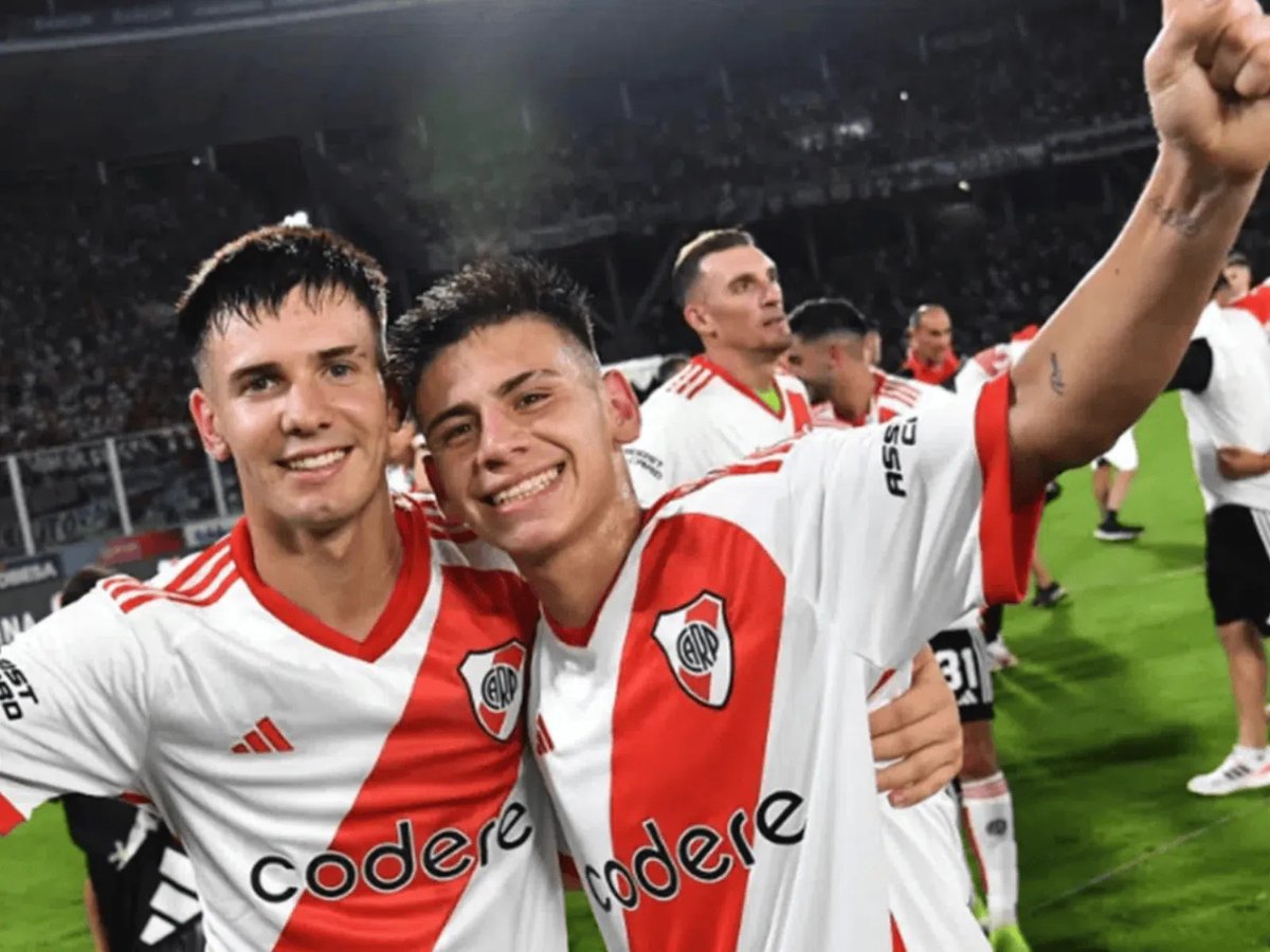 QDescender's tweet image. Hablan mucho del marketing de Boca porque -mete 60000 en Miami qué no paran de alentar- (?)
Y no dicen nada del marketing de river que le saco 100M a los grandes de Europa por estos dos normalitos