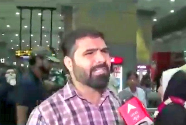 🚨 REPORTER : Govt rescued you from Iran.

WOMAN : Yes, I am very very thankful to the Modi Govt for rescuing us from Iran.

REPORTER to Husband : How are you feeling? Modi Govt saved your life.

HUSBAND : What? What? Martyrdom is way better than returning to India. Iran must win