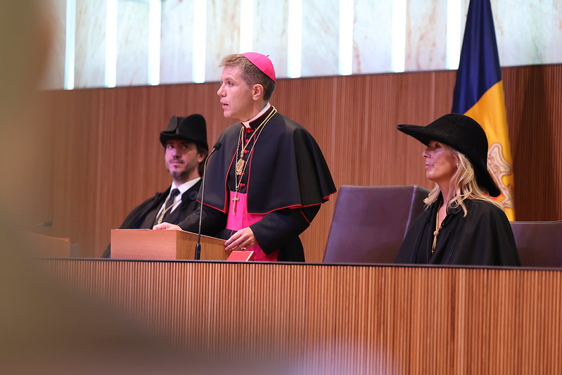 🇦🇩 El bisbe d'Urgell, Josep-Lluís Serrano, ha jurat avui la Constitució d'Andorra, refermant així la condició de cap d'Estat del Principat. Ho ha fet en un acte celebrat al <a href="/ConsellGeneral/">Consell General</a>. Molts encerts al nou copríncep!