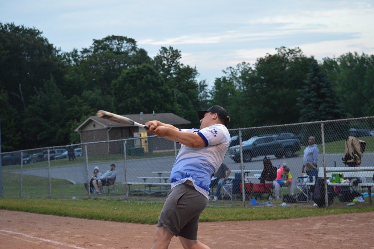 SkoobsSoftball's tweet photo. guy can swing it 

#LabattParksandRec #SkoobsSoftball
@LabattUSA https://t.co/jd2i4TQoQL