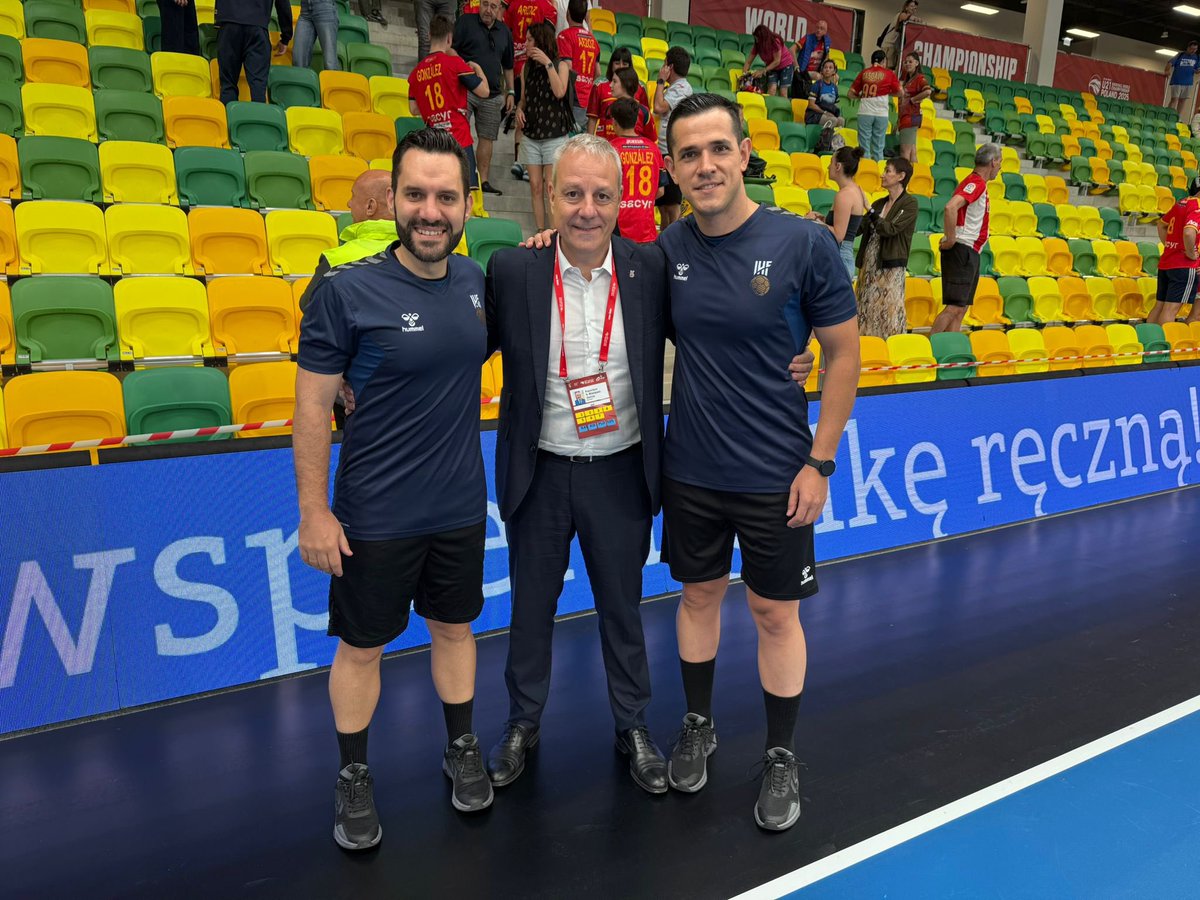 Acompañando en Katowice a Miguel Soria y Jesús Álvarez, representantes del arbitraje español en el Campeonato del Mundo de categoría Júnior Masculina, que estos momentos dirigen el choque que enfrenta a Hungría con Rumania. #Balonmano