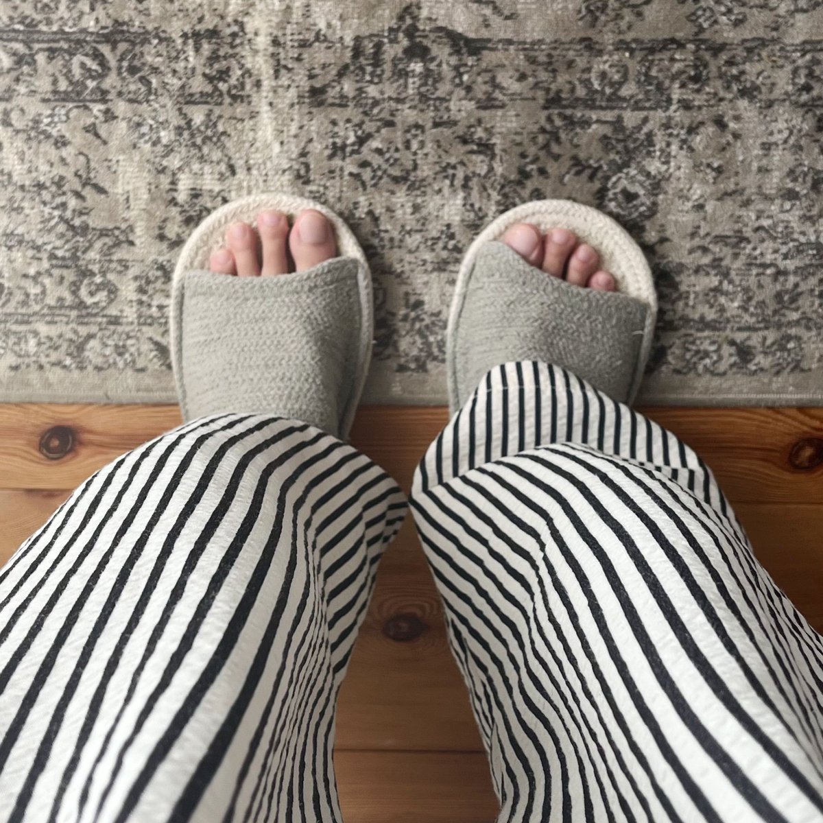itoti_room's tweet photo. 最近買ったルームシューズと本 https://t.co/aKZERaaBiy