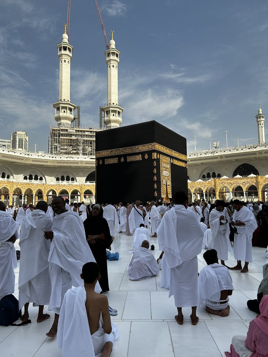 لمكةَ يشتاقُ الفؤادُ المتيَّمُ وتهفُو إليها الرُّوحُ والقلبُ والدَّمُ.