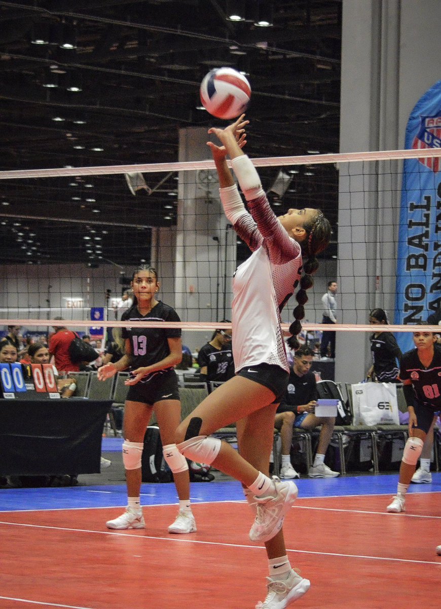 Started off AAU Junior Volleyball Nationals 2-1 yesterday finishing as the #1 seed from our pool. Proud of our team for fighting through! ROUND 2 this afternoon! 
#GCVC 
#AAUNationals