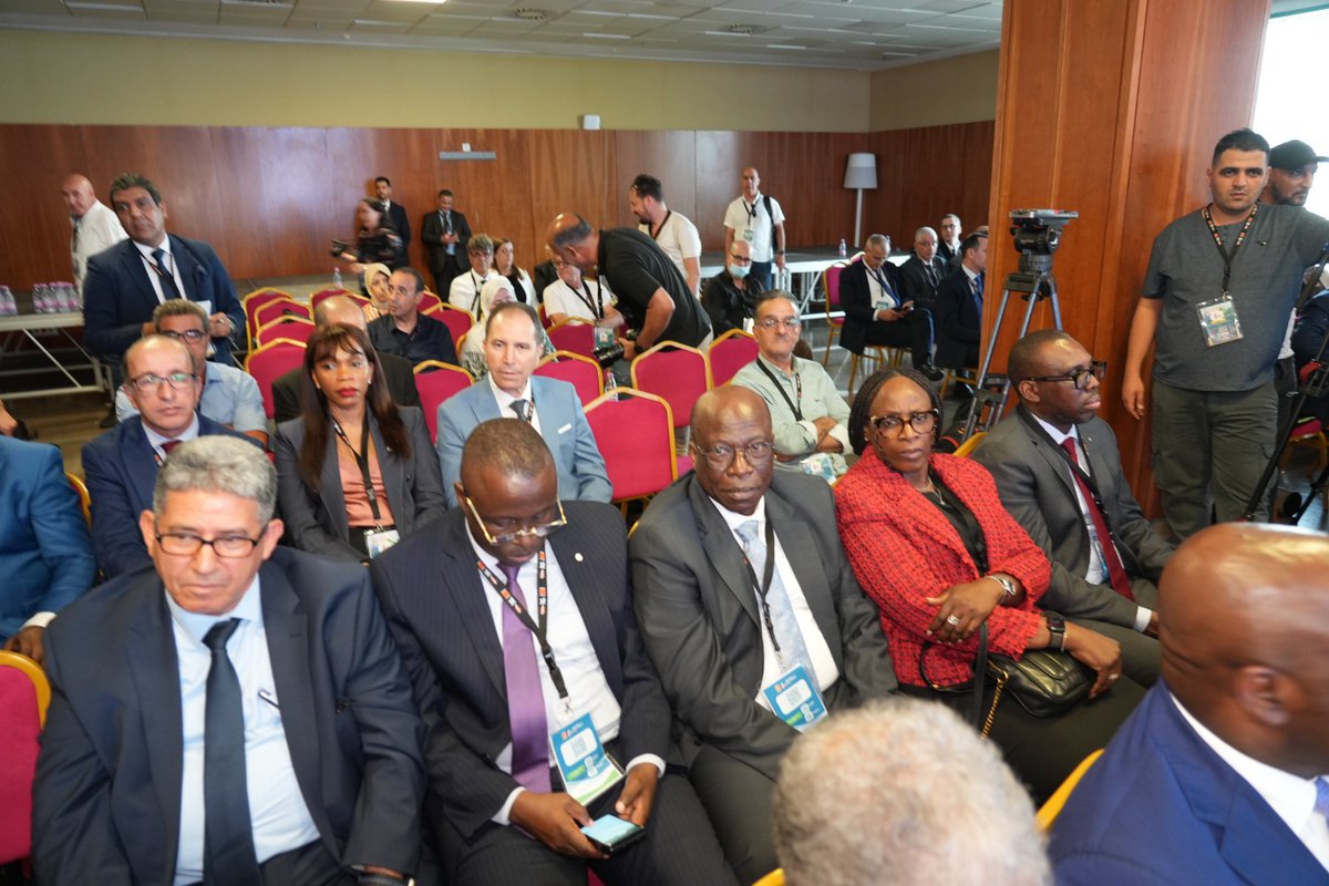 SnpcGroupe's tweet image. Coopération régionale : la SNPC renforce la formation des talents congolais

Dans le cadre des Journées Scientifiques et Techniques de la @sonatrach_dz , tenues en juin 2025 à Oran, une délégation SNPC, dirigée par @OmingRaoul, notre Directeur Général, a signé un partenariat…