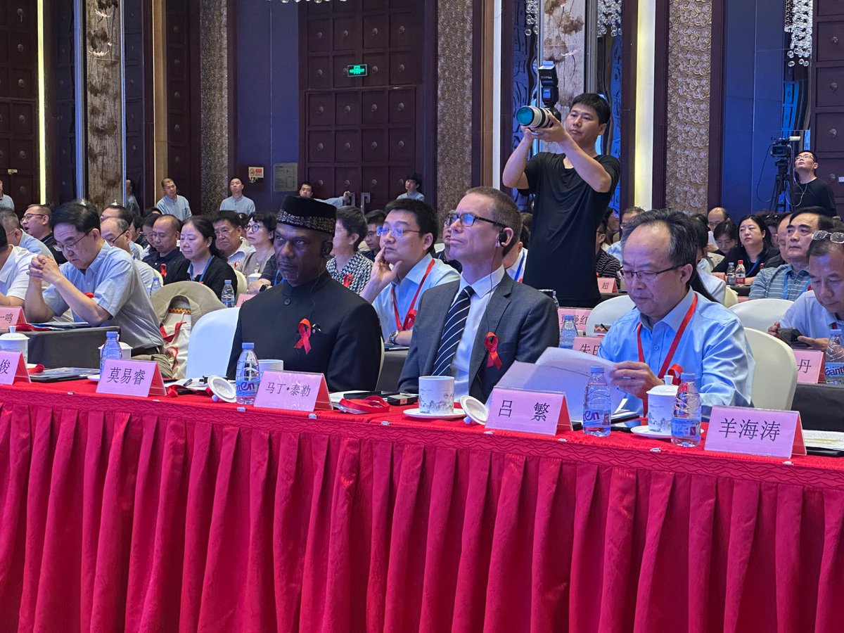 UNAIDS_CN's tweet image. UNAIDS & WHO joined partners & friends at China’s 40-year HIV Response Symposium to revisit 4 decades of success, and look ahead to China’s continuous political & financial commitment, scientific breakthroughs, community power & global cooperation to help #EndAIDS by 2030. 🌍💙