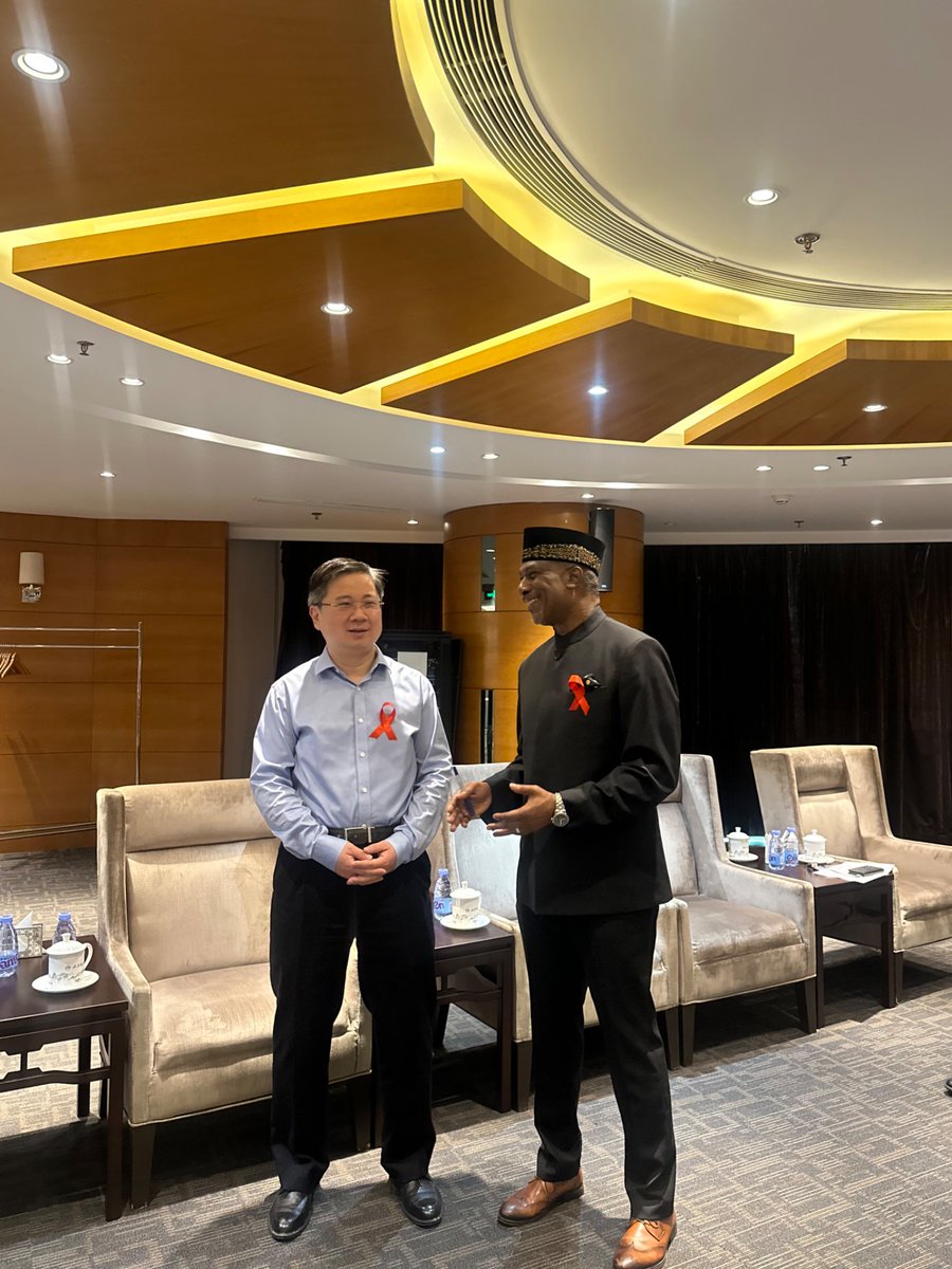 UNAIDS_CN's tweet image. UNAIDS & WHO joined partners & friends at China’s 40-year HIV Response Symposium to revisit 4 decades of success, and look ahead to China’s continuous political & financial commitment, scientific breakthroughs, community power & global cooperation to help #EndAIDS by 2030. 🌍💙