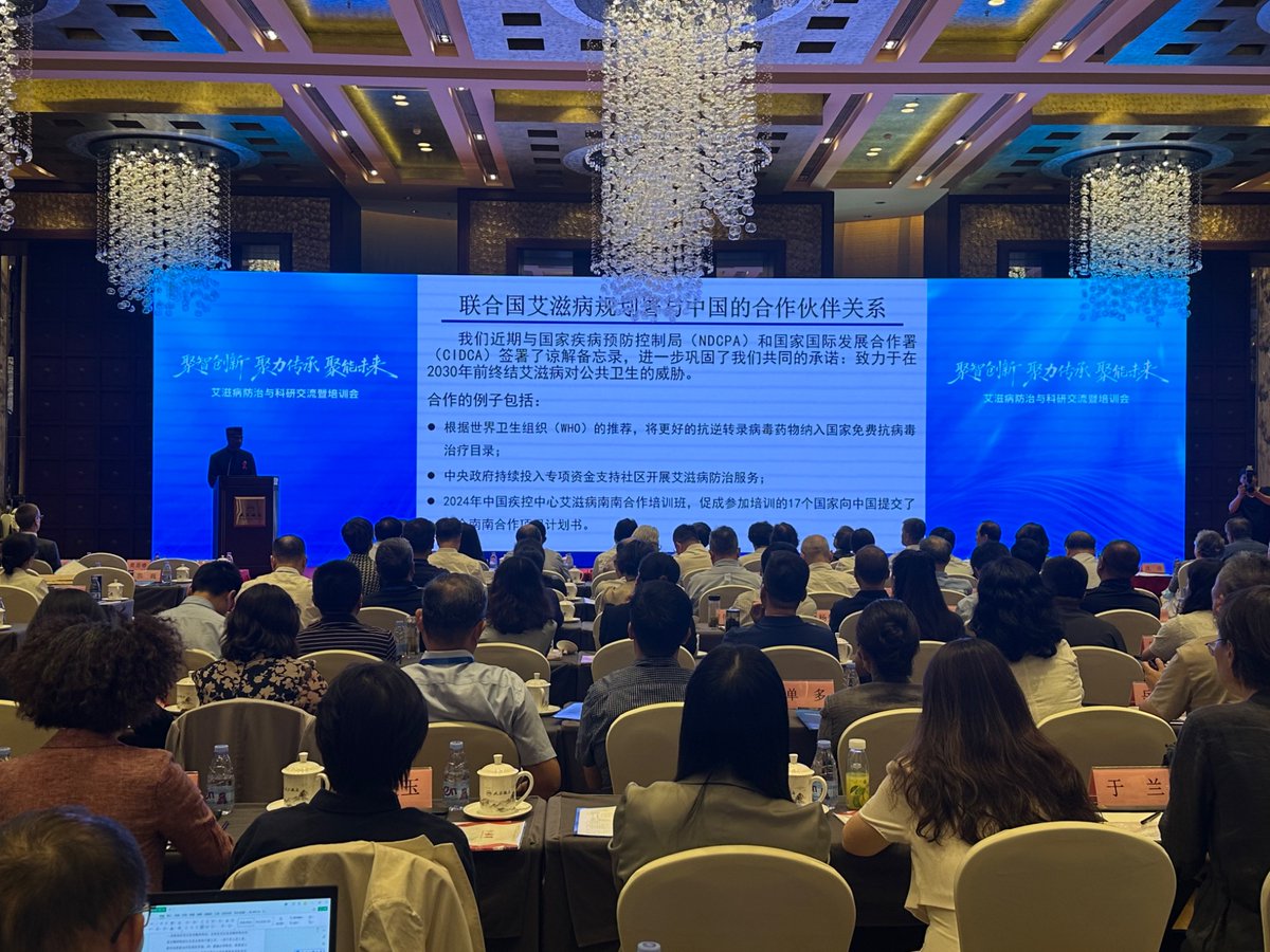 UNAIDS_CN's tweet image. UNAIDS & WHO joined partners & friends at China’s 40-year HIV Response Symposium to revisit 4 decades of success, and look ahead to China’s continuous political & financial commitment, scientific breakthroughs, community power & global cooperation to help #EndAIDS by 2030. 🌍💙