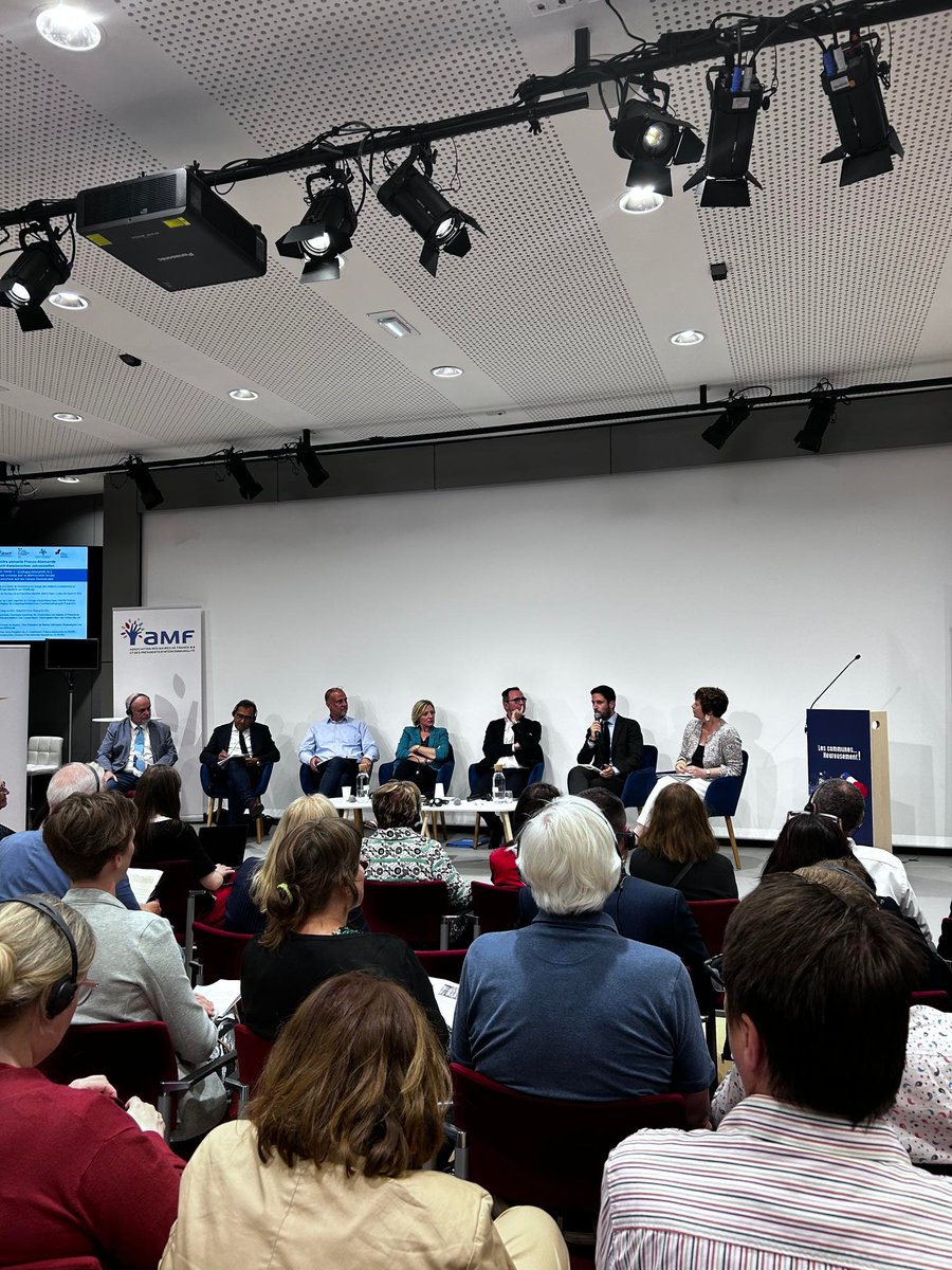 Dans le cadre des Rencontres franco-allemandes <a href="/afccre/">AFCCRE</a>, lors de la table ronde « Engagement et relations avec les administrés », <a href="/DanielCornalba/">Daniel Cornalba</a> a souligné le rôle fondamental de la commune dans le lien démocratique :
 « La commune trouve au quotidien tous les outils pour que les