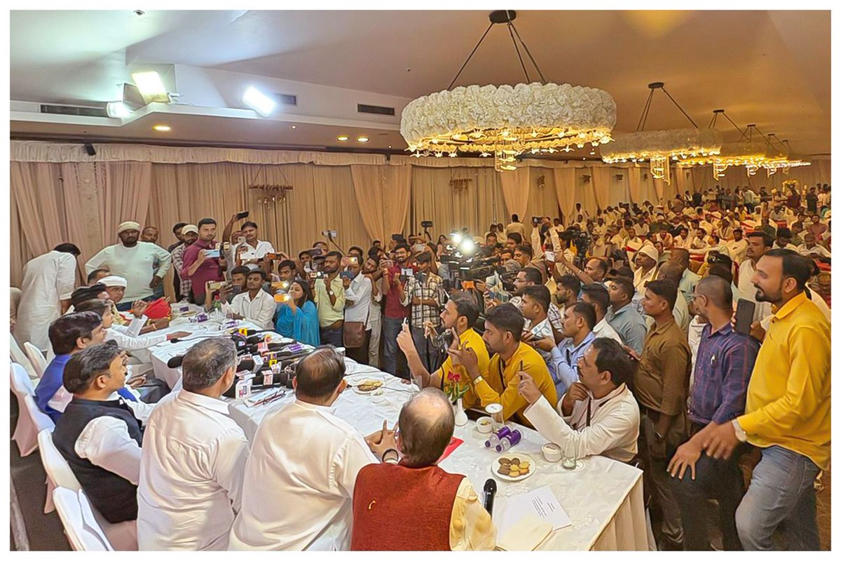 आज पटना स्थित होटल मौर्य में आयोजित 'मिलन समारोह' के दौरान मधुबनी जिला परिषद की अध्यक्ष श्रीमती बिंदु गुलाब यादव जी ने विकासशील इंसान पार्टी की सदस्यता ग्रहण की।
आपके पार्टी में शामिल होने से सामाजिक न्याय की आवाज को और मजबूती मिलेगी।
वीआईपी परिवार में आपका हार्दिक स्वागत है!