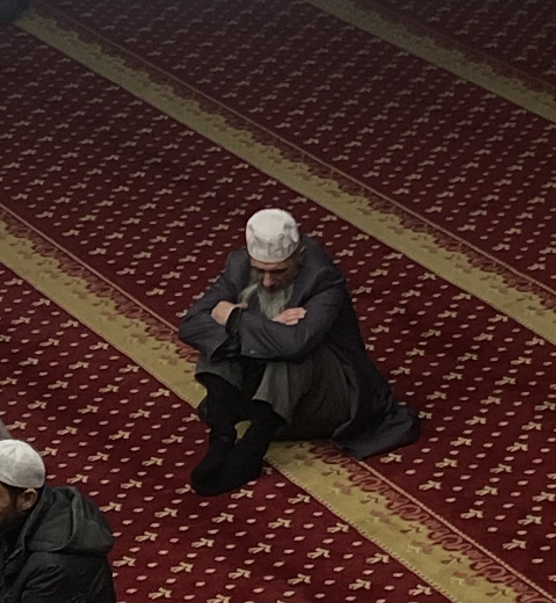 "فَ الله حَسبِيَ لا أمَلُّ رجَاءَهُ
ما خَابَ عَبْدٌ بِ العَزيمةِ سَائِلُ
أَوليْسَ ذُو المَلكُوتِ كَافٍ عَبْدهُ
قَـد قَالَها ربًّي..  ونِعـمَ ٱلقَائِـل.."