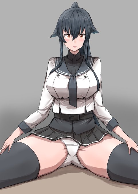 お題の開脚で誘惑する矢矧さんです。 