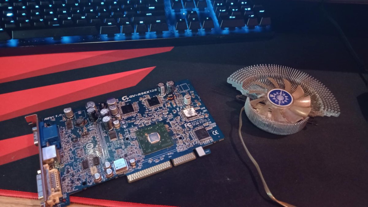hajek_jaromir's tweet image. k ... time to wash and dry someone tortured card 🙁all memory chips small heatsing glue everywhere 🤬