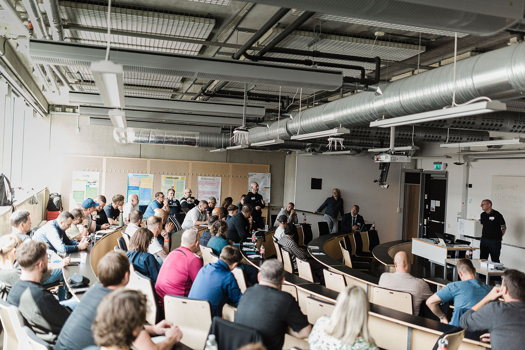 🏟️ Ahead of #EFFC25 beginning tonight, FSE hosted a European Supporter Liaison Officer network meeting in Malmö yesterday &amp; today.

👥 50 SLOs came together to discuss &amp; share their experiences &amp; hear the latest about supporter liaison developments from FSE &amp; <a href="/UEFA/">UEFA</a>.