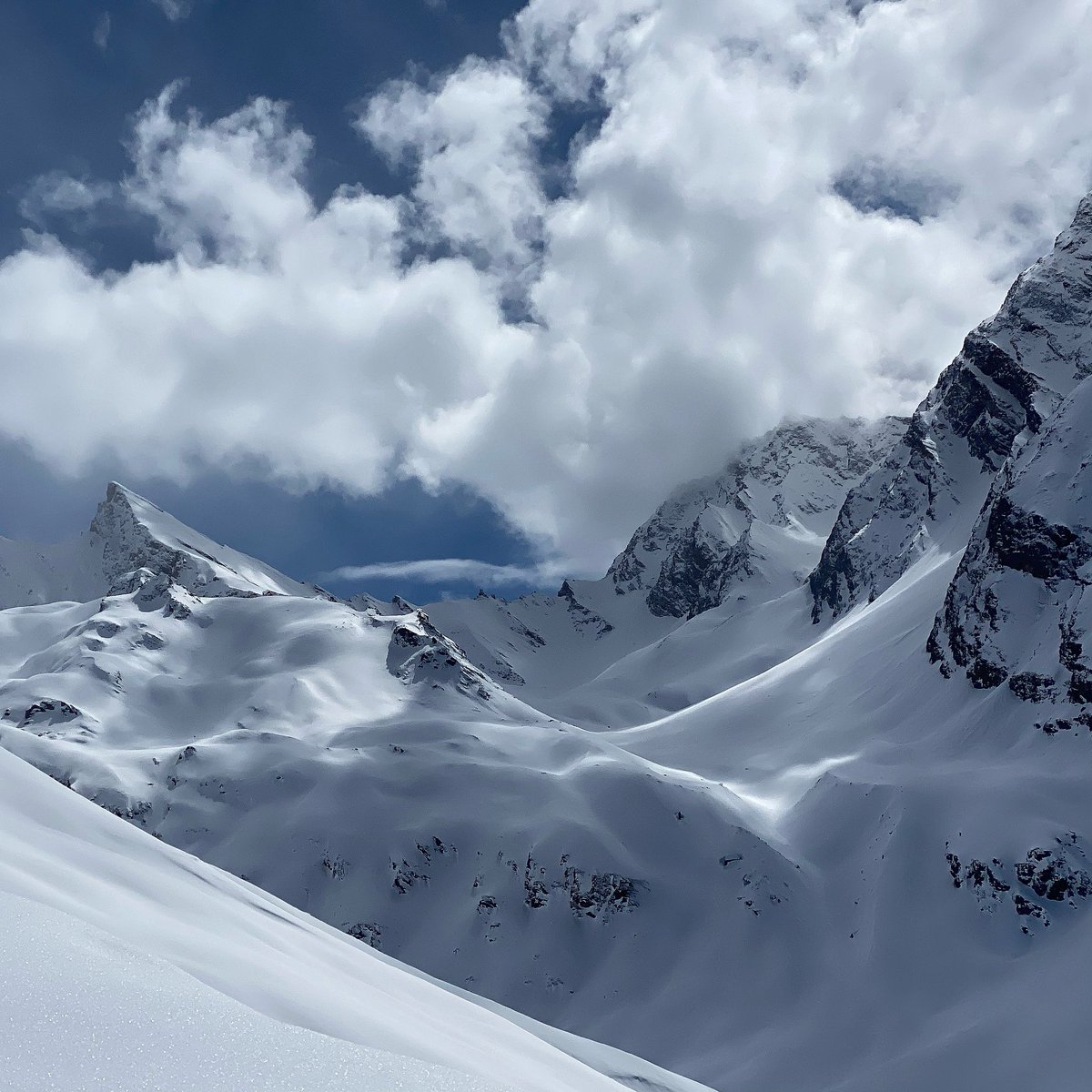 lukesmithwick's tweet image. Mindsurf Thursday, powder free skiing the Nepal Himalaya. Choose your line. For 100 points, historically what’s the best month for powder skiing in Nepal (below 6500m)? #Powderskiing #Nepal