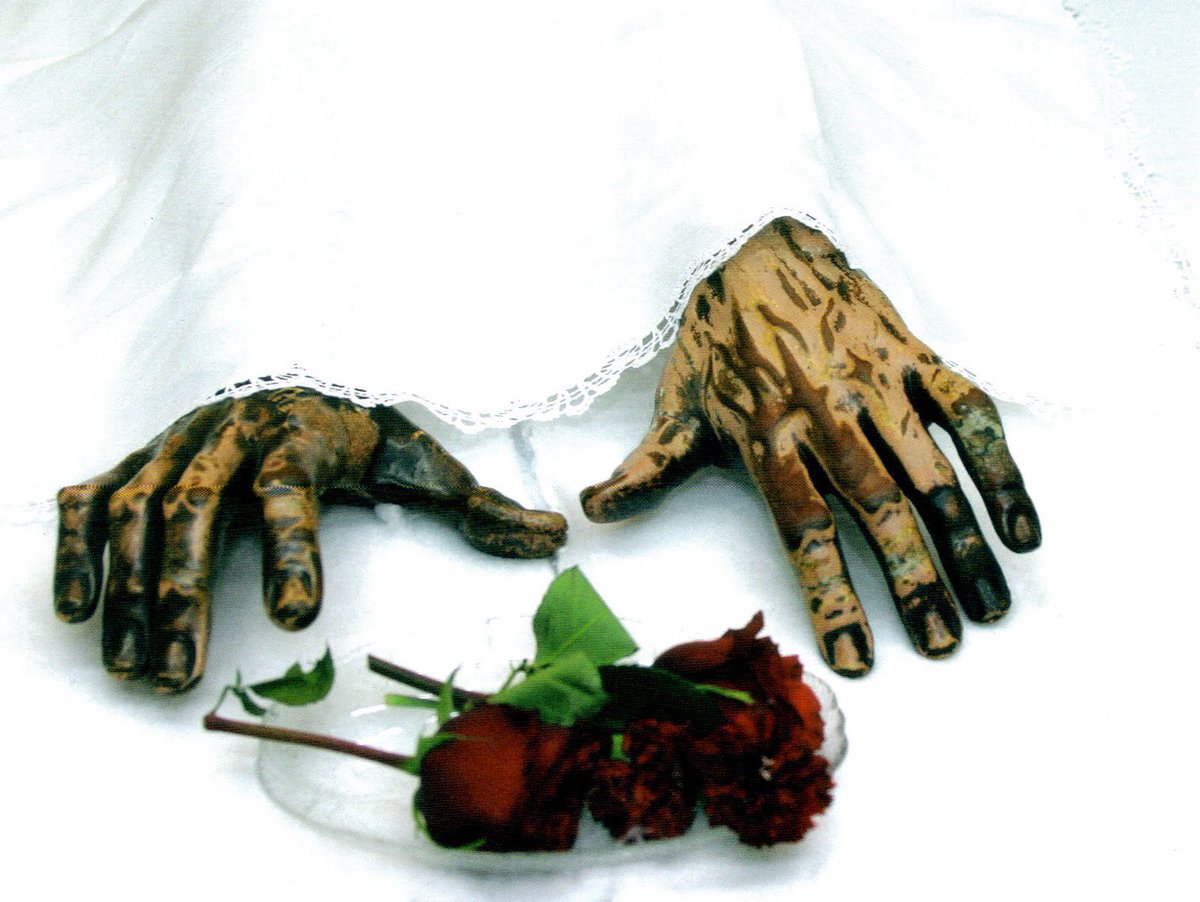 🟣  Fotos Curiosas Cofrades
Las manos de Jesús del Gran Poder durante la restauración realizada por los Hermanos Cruz Solís e Isabel Pozas en el año 2006.