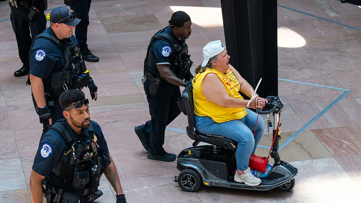 Capitol Police arrest dozens of people protesting #Medicaid cuts in #Trump #BigBeautifulBill cnb.cx/44GUybV
